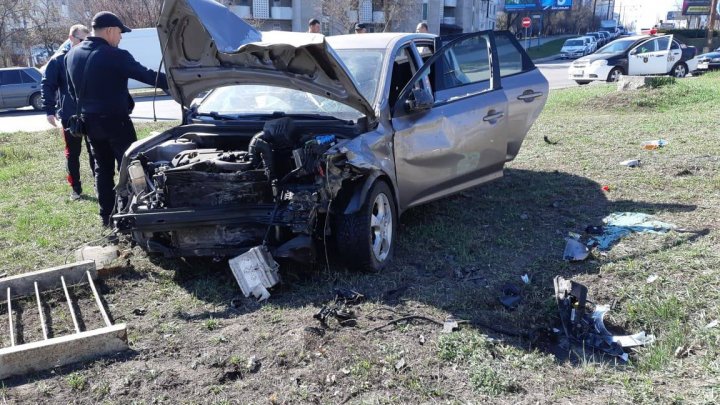 ACCIDENT GRAV pe strada Ismail din Capitală. O maşină A ZBURAT DE PE POD. Sunt răniţi (VIDEO)