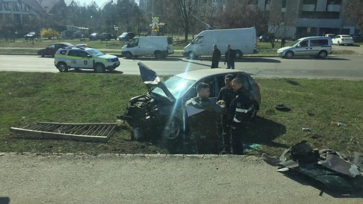 ACCIDENT GRAV pe strada Ismail din Capitală. O maşină A ZBURAT DE PE POD. Sunt răniţi (VIDEO)