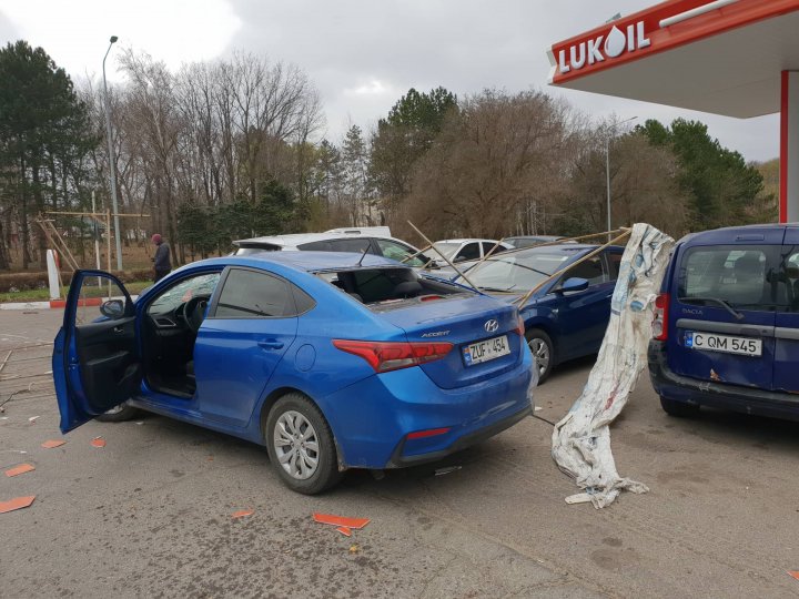 VÂNTUL provoacă PAGUBE în Capitală. Acoperișul unei benzinării a fost smuls, iar mai multe mașini au fost avariate (FOTO)