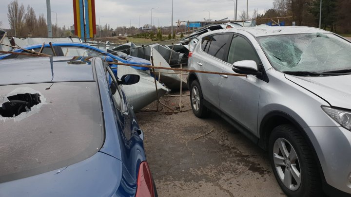 VÂNTUL provoacă PAGUBE în Capitală. Acoperișul unei benzinării a fost smuls, iar mai multe mașini au fost avariate (FOTO)