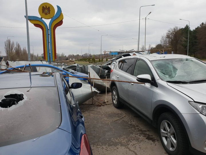 VÂNTUL provoacă PAGUBE în Capitală. Acoperișul unei benzinării a fost smuls, iar mai multe mașini au fost avariate (FOTO)