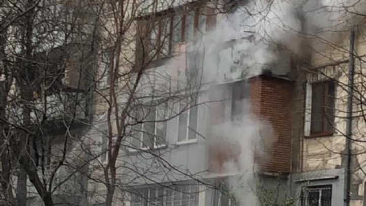 INCENDIU PUTERNIC într-un bloc din sectorul Buiucani din Capitală. O autospecială s-a deplasat la faţa locului (VIDEO)