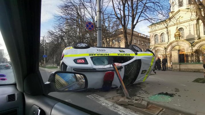 O maşină a poliţiştilor, RĂSTURNATĂ. Momentul impactului, FILMAT de camerele de luat vederi (VIDEO)