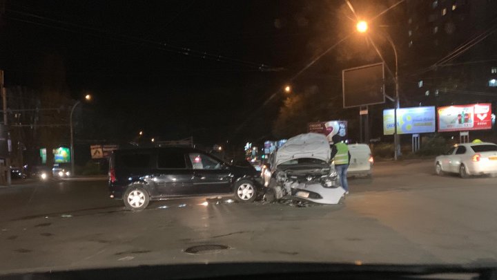 ACCIDENT GRAV în sectorul Botanica al Capitalei. Două mașini, făcute zob. Poliția, la fața locului (FOTO)