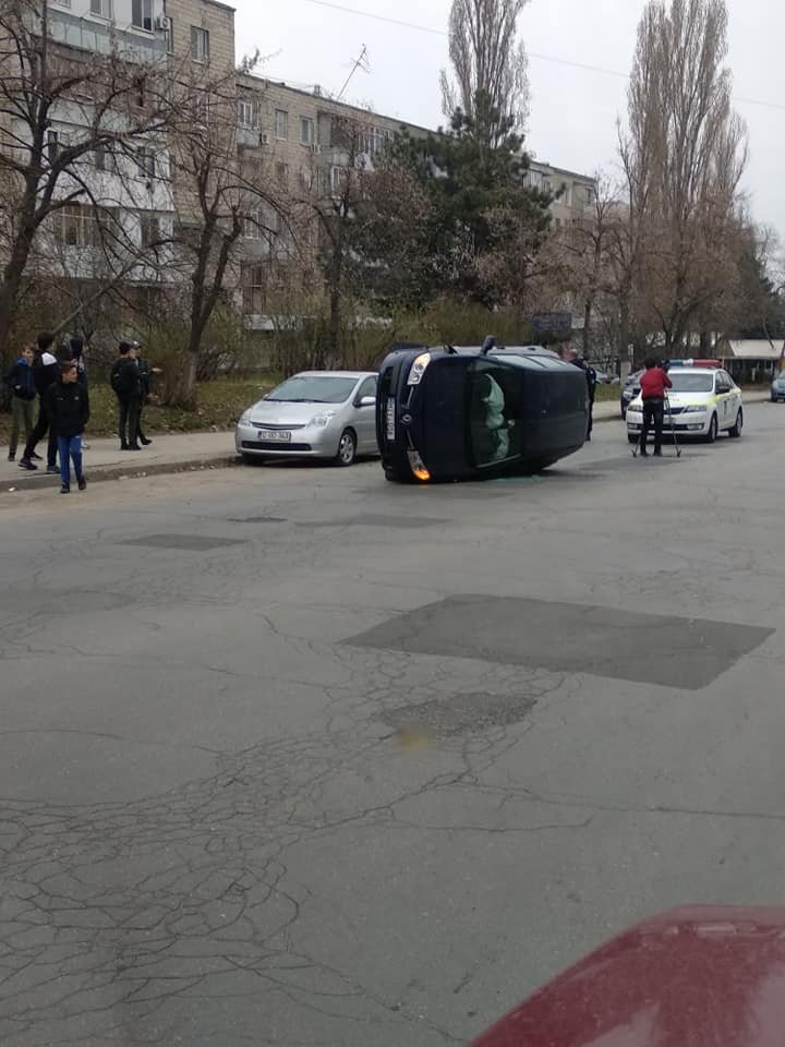 Accident violent în sectorul Buiucani. O maşină s-a răsturnat în mijlocul drumului (FOTO)