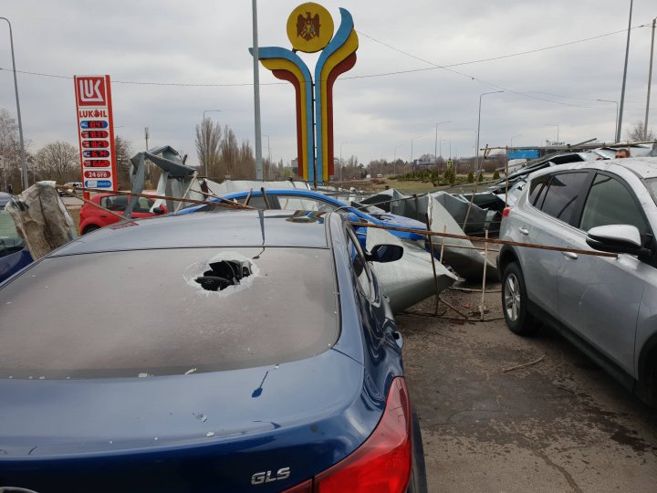 VÂNTUL provoacă PAGUBE în Capitală. Acoperișul unei benzinării a fost smuls, iar mai multe mașini au fost avariate (FOTO)