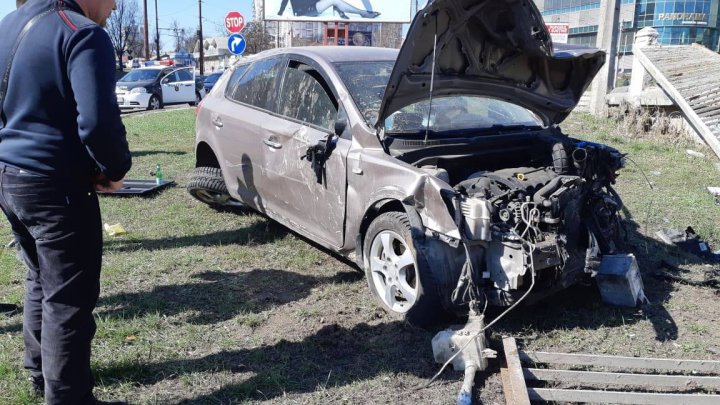 ACCIDENT GRAV pe strada Ismail din Capitală. O maşină A ZBURAT DE PE POD. Sunt răniţi (VIDEO)