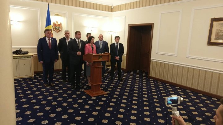 Maia Sandu enervată că jurnaliștii o întreabă de ce nu a dat mâna cu președintele Dodon