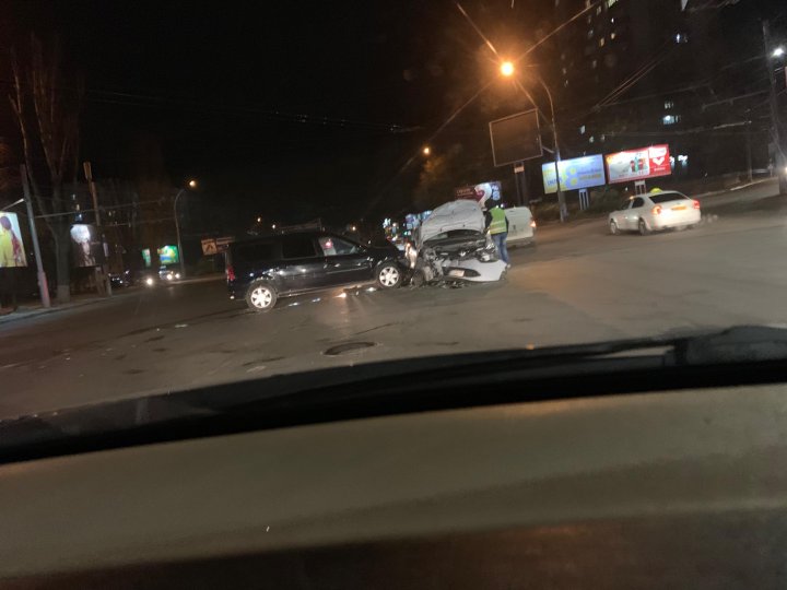 ACCIDENT GRAV în sectorul Botanica al Capitalei. Două mașini, făcute zob. Poliția, la fața locului (FOTO)