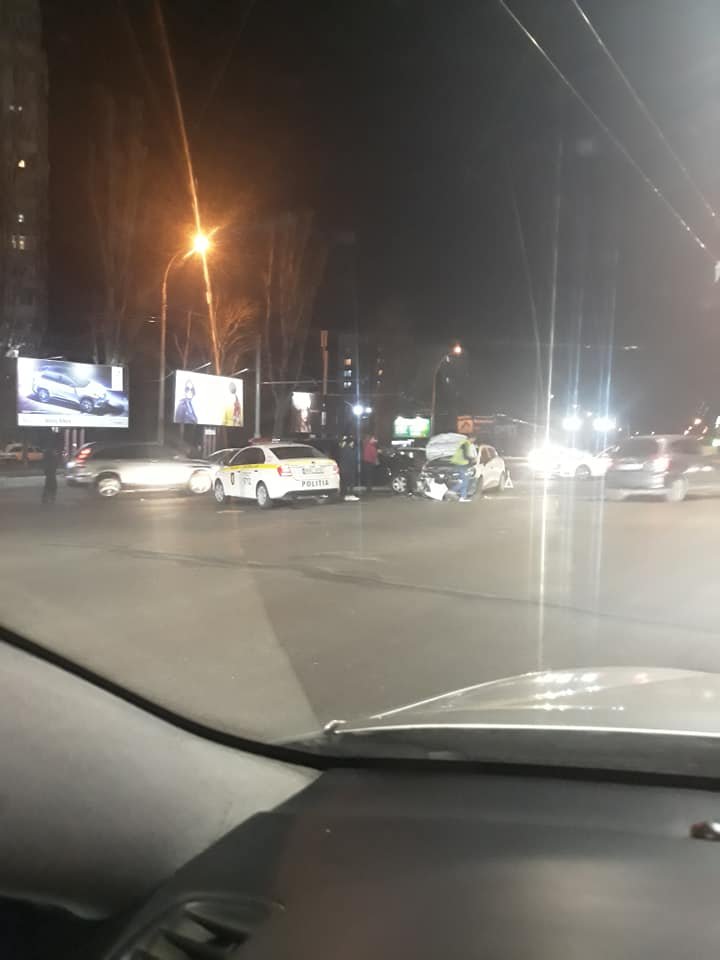 ACCIDENT GRAV în sectorul Botanica al Capitalei. Două mașini, făcute zob. Poliția, la fața locului (FOTO)