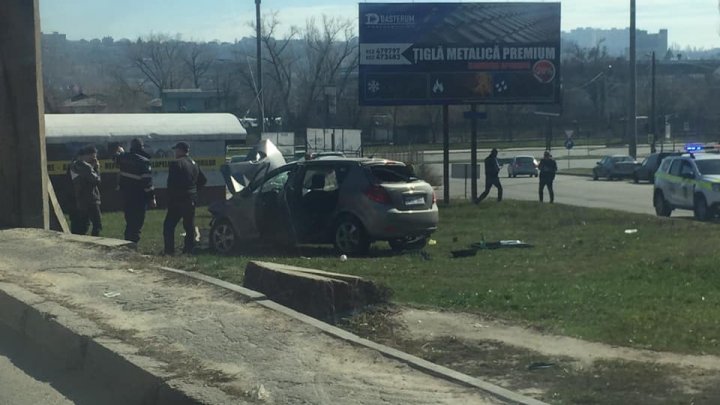 ACCIDENT GRAV pe strada Ismail din Capitală. O maşină A ZBURAT DE PE POD. Sunt răniţi (VIDEO)