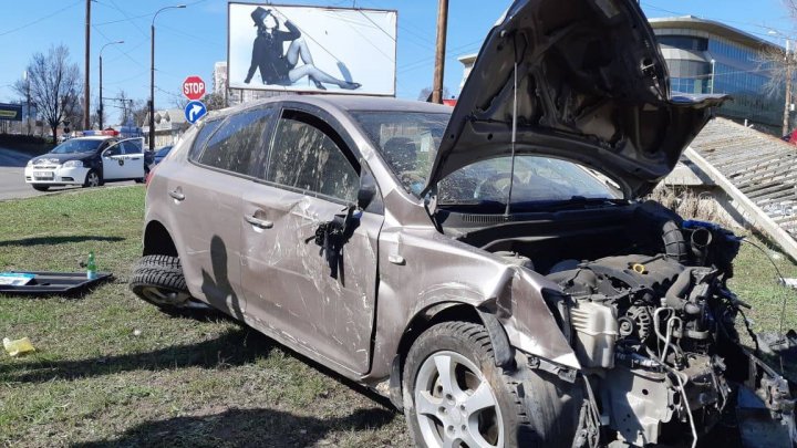 ACCIDENT GRAV pe strada Ismail din Capitală. O maşină A ZBURAT DE PE POD. Sunt răniţi (VIDEO)