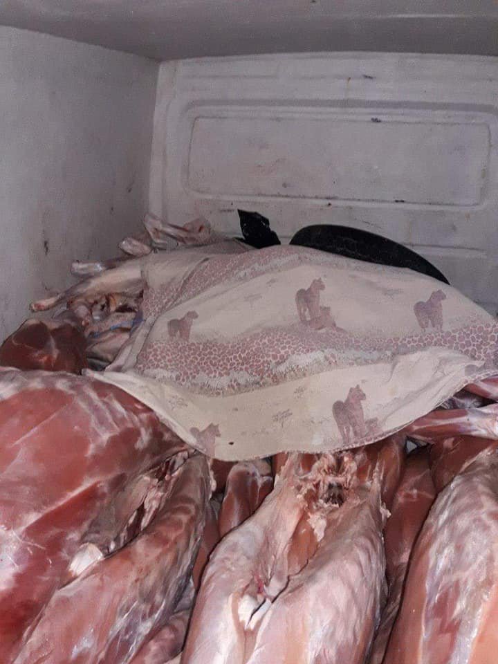 Sute de kilograme de carne fără acte de proveniență, CONFISCATE. Unde urma să ajungă marfa 