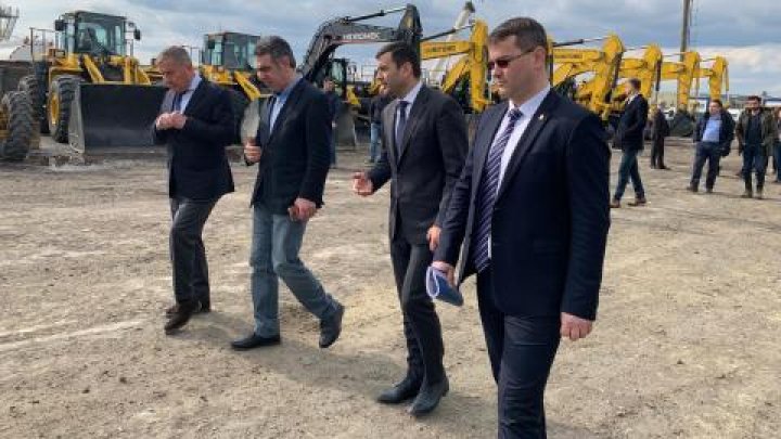 Chiril Gaburici a verificat începutul lucrărilor de reabilitare și construcție a drumului național în sectoarele Porumbrei-Cimișlia şi Comrat (FOTO)