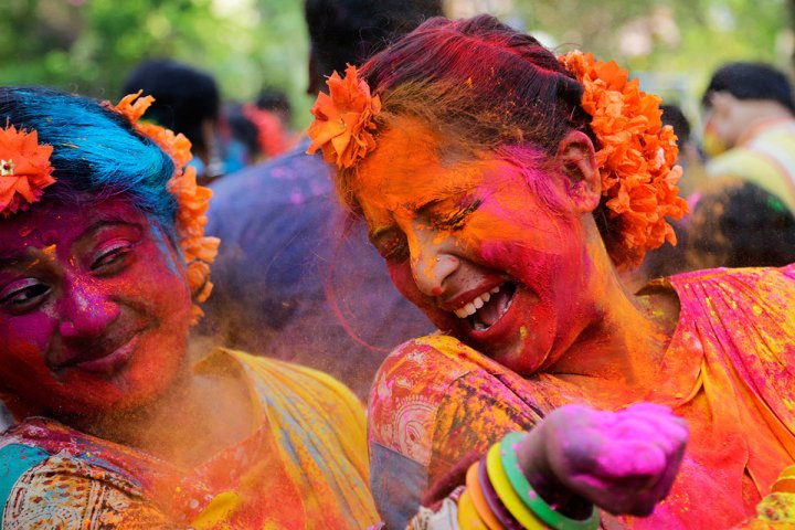 Festival scăldat în culori. Hinduşii din India s-au rugat pentru pace şi linişte (FOTO)