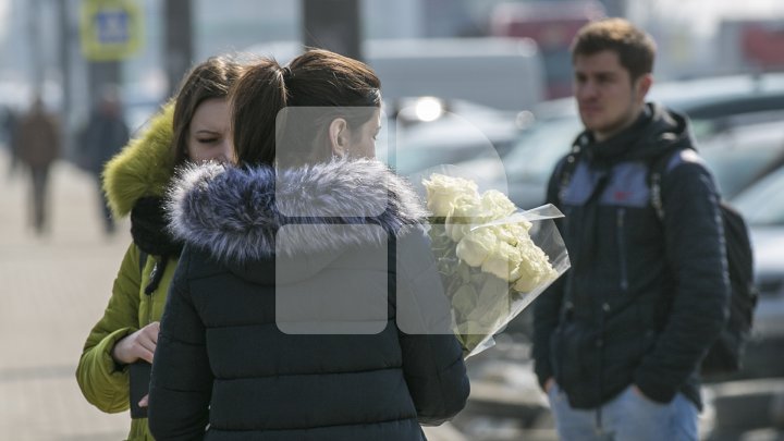 FORFOTĂ MARE în piețele din Capitală. Bărbații au ținut să-și surprindă femeile cu flori (FOTOREPORT)