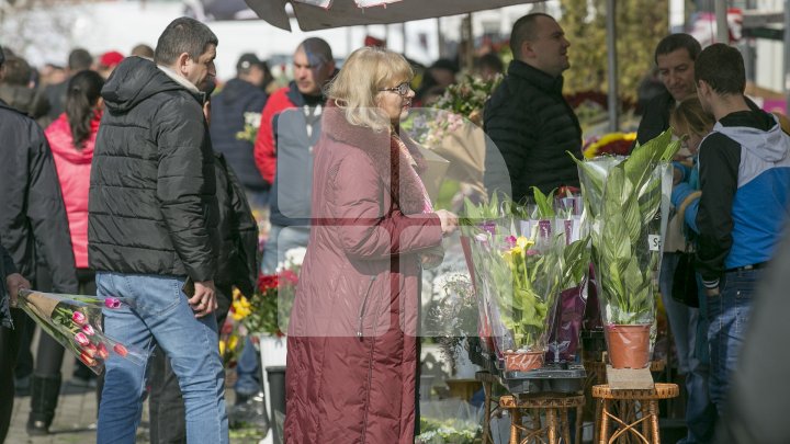 FORFOTĂ MARE în piețele din Capitală. Bărbații au ținut să-și surprindă femeile cu flori (FOTOREPORT)