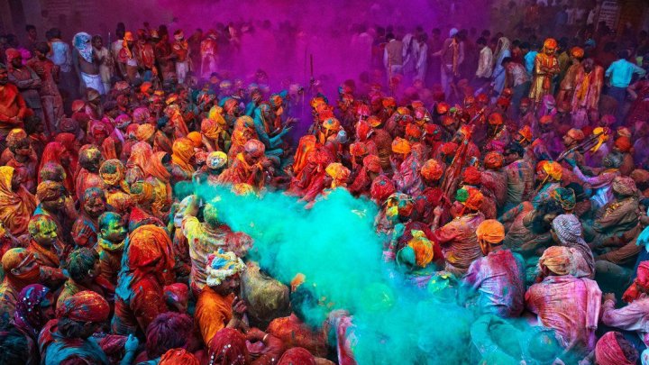 Festival scăldat în culori. Hinduşii din India s-au rugat pentru pace şi linişte (FOTO)