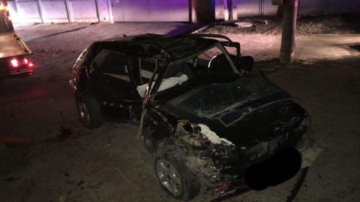 ACCIDENT DE GROAZĂ în Capitală. S-a izbit cu mașina într-un copac şi s-a răsturnat. Automobilul, făcut PRAF (FOTO)