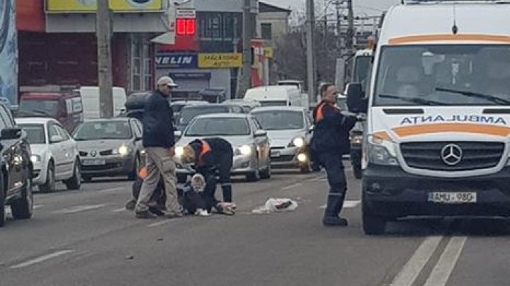 DRAMATIC! Un tânăr, LOVIT de o maşină pe o trecere de pietoni din Capitală. Ambulanţa, la faţa locului (IMAGINI JALNICE)