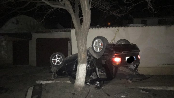 ACCIDENT DE GROAZĂ în Capitală. S-a izbit cu mașina într-un copac şi s-a răsturnat. Automobilul, făcut PRAF (FOTO)