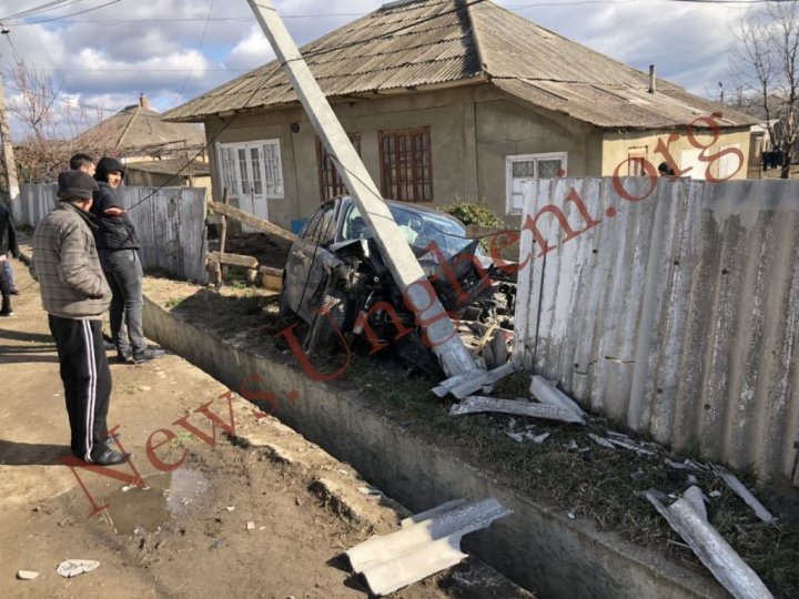 ACCIDENT GRAV la Ungheni. O maşină a doborât un pilon şi a intrat direct în gardul unei gospodării (FOTO)