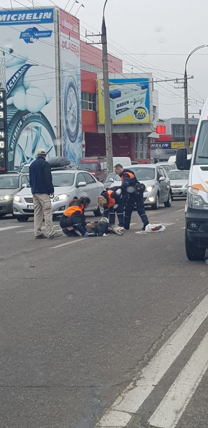 DRAMATIC! Un tânăr, LOVIT de o maşină pe o trecere de pietoni din Capitală. Ambulanţa, la faţa locului (IMAGINI JALNICE)