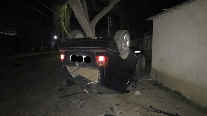 ACCIDENT DE GROAZĂ în Capitală. S-a izbit cu mașina într-un copac şi s-a răsturnat. Automobilul, făcut PRAF (FOTO)