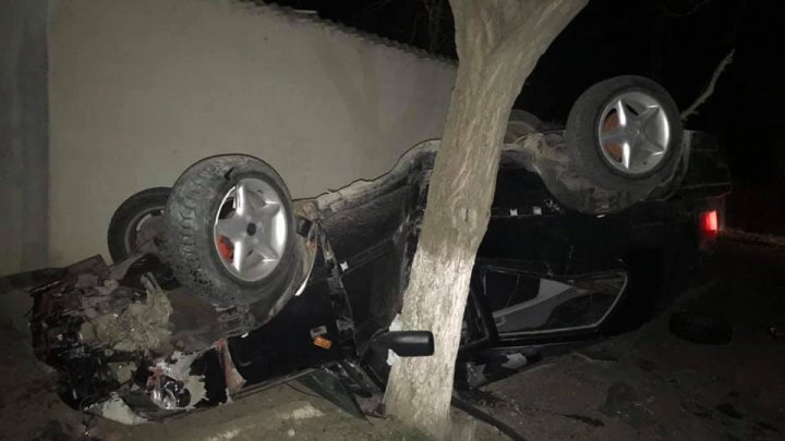 ACCIDENT DE GROAZĂ în Capitală. S-a izbit cu mașina într-un copac şi s-a răsturnat. Automobilul, făcut PRAF (FOTO)