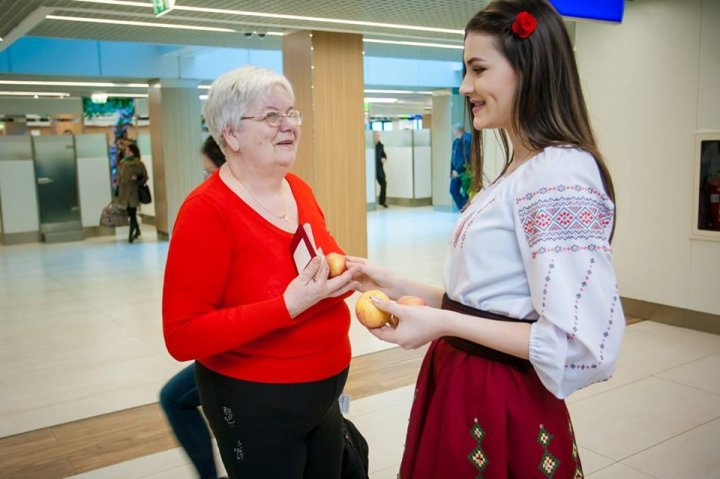 Turişti întâmpinaţi cu mere. Campania, promovată de Moldova Fruct, la aeroport