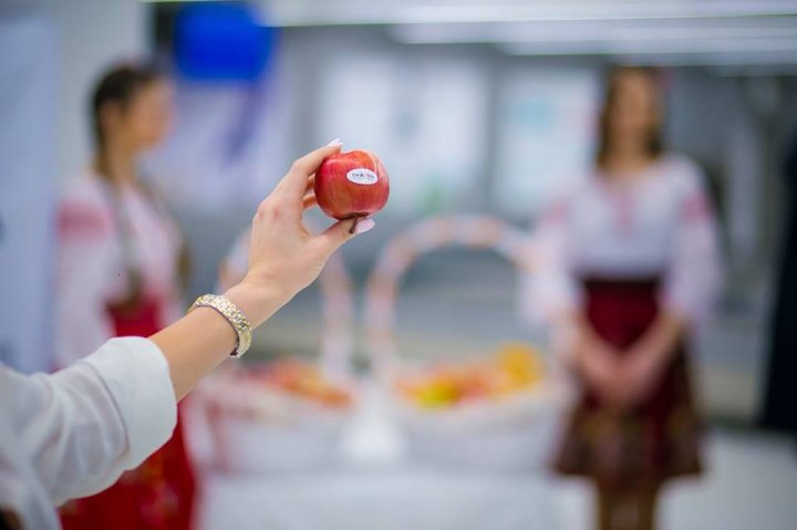 Turişti întâmpinaţi cu mere. Campania, promovată de Moldova Fruct, la aeroport