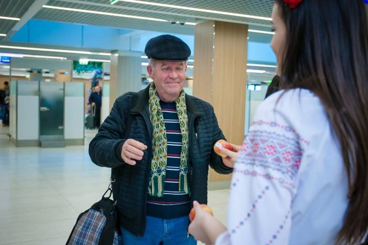 Turişti întâmpinaţi cu mere. Campania, promovată de Moldova Fruct, la aeroport