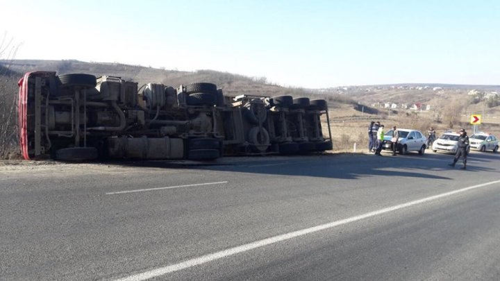 Camion plin cu seminţe, RĂSTURNAT în Hânceşti. Maşina avea o încărcătură de 22 de tone