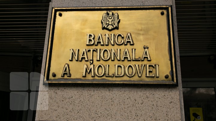 EXPOZIŢIE LA BANCA NAŢIONALĂ. Mai mulți elevi şi studenţi au văzut cum arată un lingou de aur (FOTOREPORT)