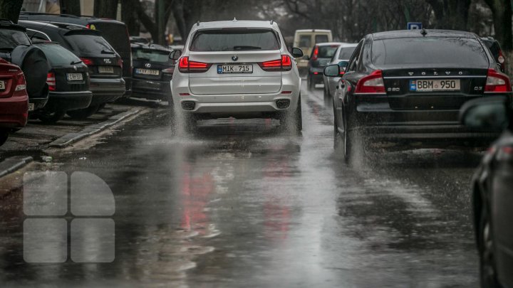 Chişinăul, SUFOCAT de ambuteiaje. MOTIVUL pentru care traficul este dat peste cap. Mii de şoferi, AMENDAŢI în doar 2 luni