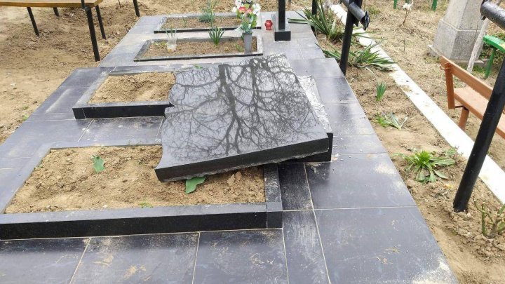 Morminte şi cruci din cimitir PROFANATE. Oamenii din satul Vorniceni sunt REVOLTAŢI. Ce riscă răufăcătorii (FOTO)