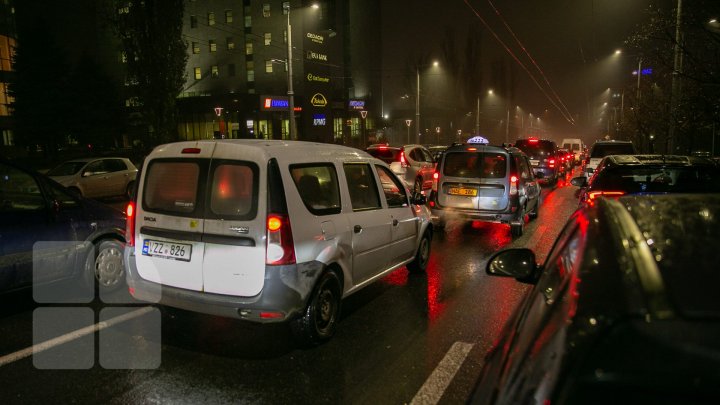 Chişinăul, SUFOCAT de ambuteiaje. MOTIVUL pentru care traficul este dat peste cap. Mii de şoferi, AMENDAŢI în doar 2 luni