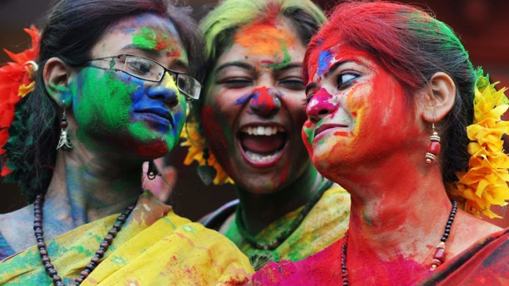 Festival scăldat în culori. Hinduşii din India s-au rugat pentru pace şi linişte (FOTO)