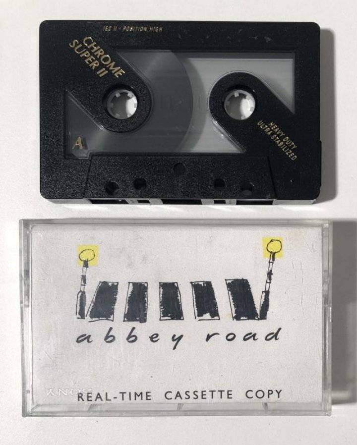 Un caiet care i-a aparţinut lui Paul McCartney în adolescenţă, scos la licitaţie (FOTO)