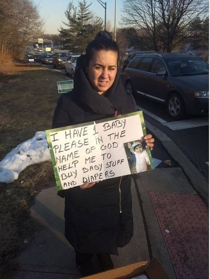 Cerşeşte pe stradă bani pentru bebeluşul său, dar a fost surprinsă în haine de firmă şi cu telefon de 1.000 de dolari