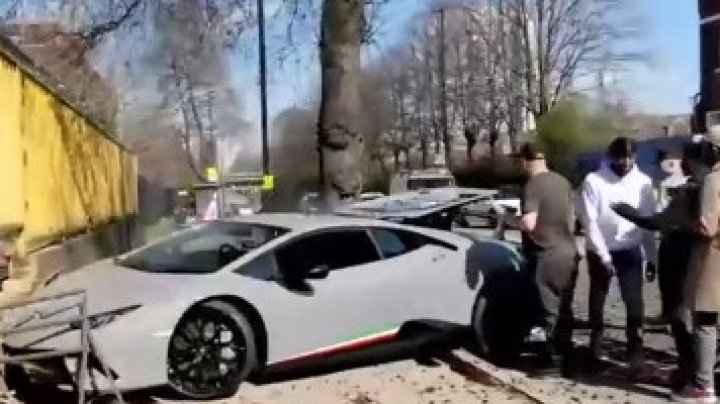 Un bolid de 300.000 de euro, făcut praf. Mașina a derapat și a ajuns într-un zid (VIDEO)