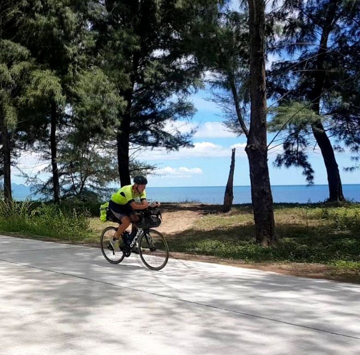 Cine este cea mai tânără persoană care a făcut înconjurul lumii pe bicicletă (FOTO)