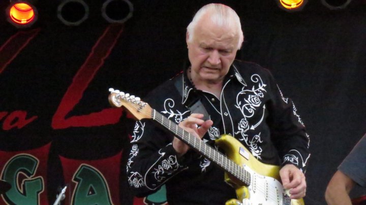 Doliu în lumea muzicii rock. Legendarul chitarist Dick Dale a încetat din viaţă