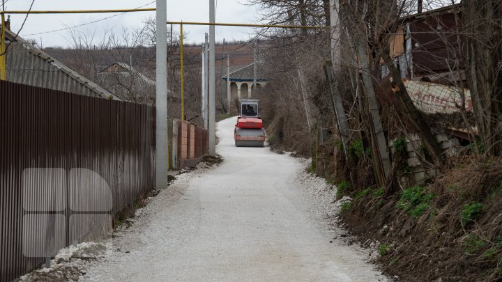 Drumuri bune 2: În oraşul Căuşeni au început lucrările de reparaţie capitală a străzilor (FOTOREPORT)