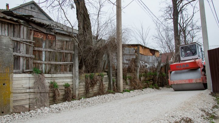 Drumuri bune 2: În oraşul Căuşeni au început lucrările de reparaţie capitală a străzilor (FOTOREPORT)