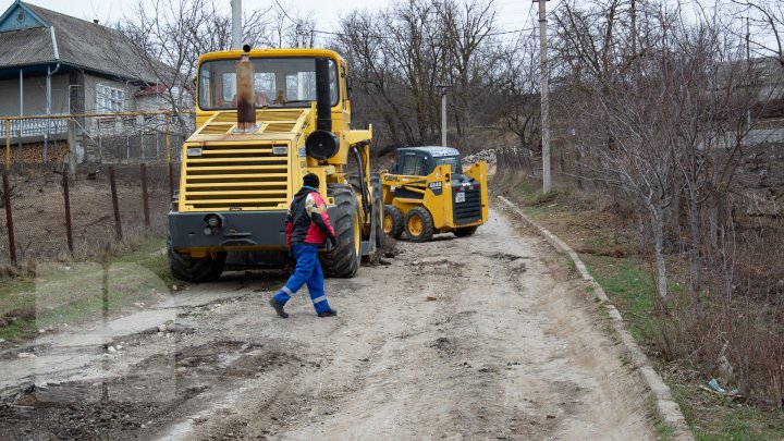 Drumuri bune 2: În oraşul Căuşeni au început lucrările de reparaţie capitală a străzilor (FOTOREPORT)