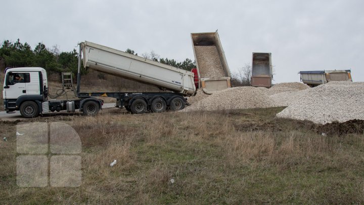 Drumuri bune 2: În oraşul Căuşeni au început lucrările de reparaţie capitală a străzilor (FOTOREPORT)