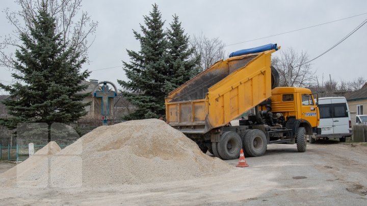 Drumuri bune 2: În oraşul Căuşeni au început lucrările de reparaţie capitală a străzilor (FOTOREPORT)