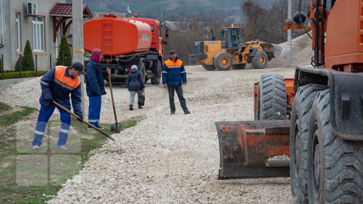 Drumuri bune 2: În oraşul Căuşeni au început lucrările de reparaţie capitală a străzilor (FOTOREPORT)