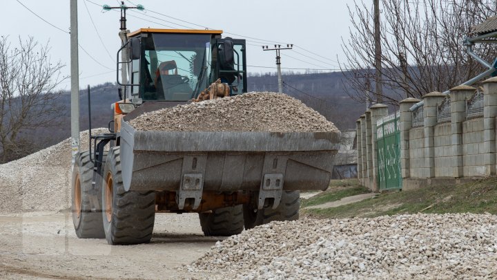 Drumuri bune 2: În oraşul Căuşeni au început lucrările de reparaţie capitală a străzilor (FOTOREPORT)